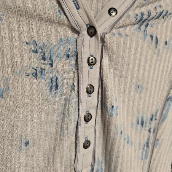 Free People Layer Me Henley Top Small Floral Gray Combo Bell Sleeve Boho New - Picture 5 of 10